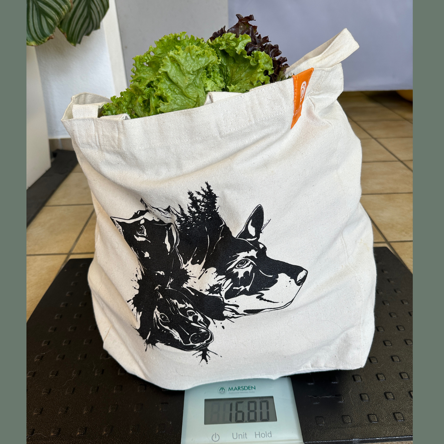 Große, robuste Tasche aus Bio-Baumwolle mit Print der Steppenwolf-Crew - nachhaltig Gutes tun.